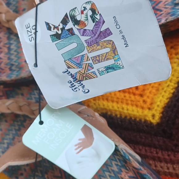 NWT MUK LUK Tan Glitter Rhinestone Boho Sandles Size 10, Memory Foam - Picture 5 of 5